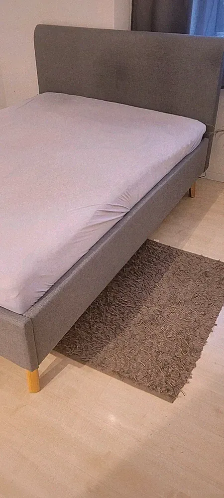 140 X 200 Bett, grau, Lattenrost + Matratze+Topper. 2 J. alt Festpreis 170 E