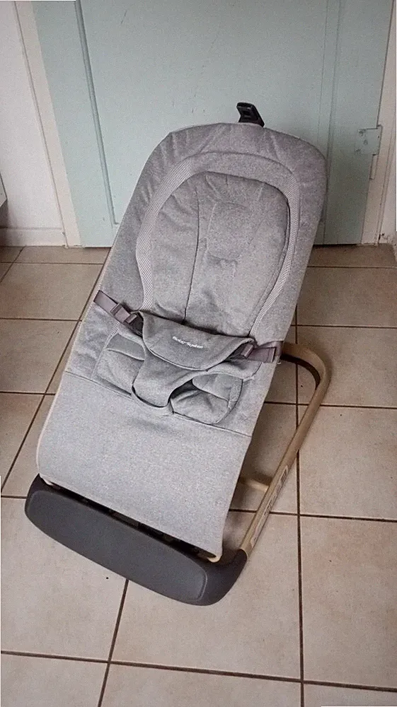 2-in-1 Babywiege / Tagesbett grau, zusammenklappbar, kaum genutzt