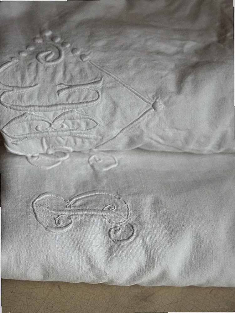 Antike Französische Lacken Bettwäsche mit Monogramm um 1900