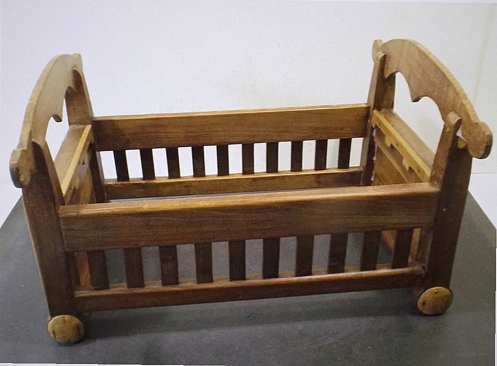 Antikes braunes Jugenstil / Art Deco Holz Puppenbett ohne Rost