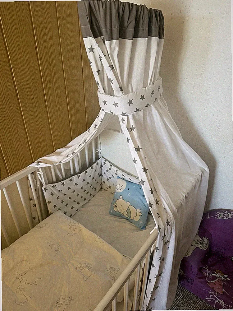 Baby-Gitterbett weiß/grau mit Himmel & Nestchen Sternmuster für Jungen & Mädchen