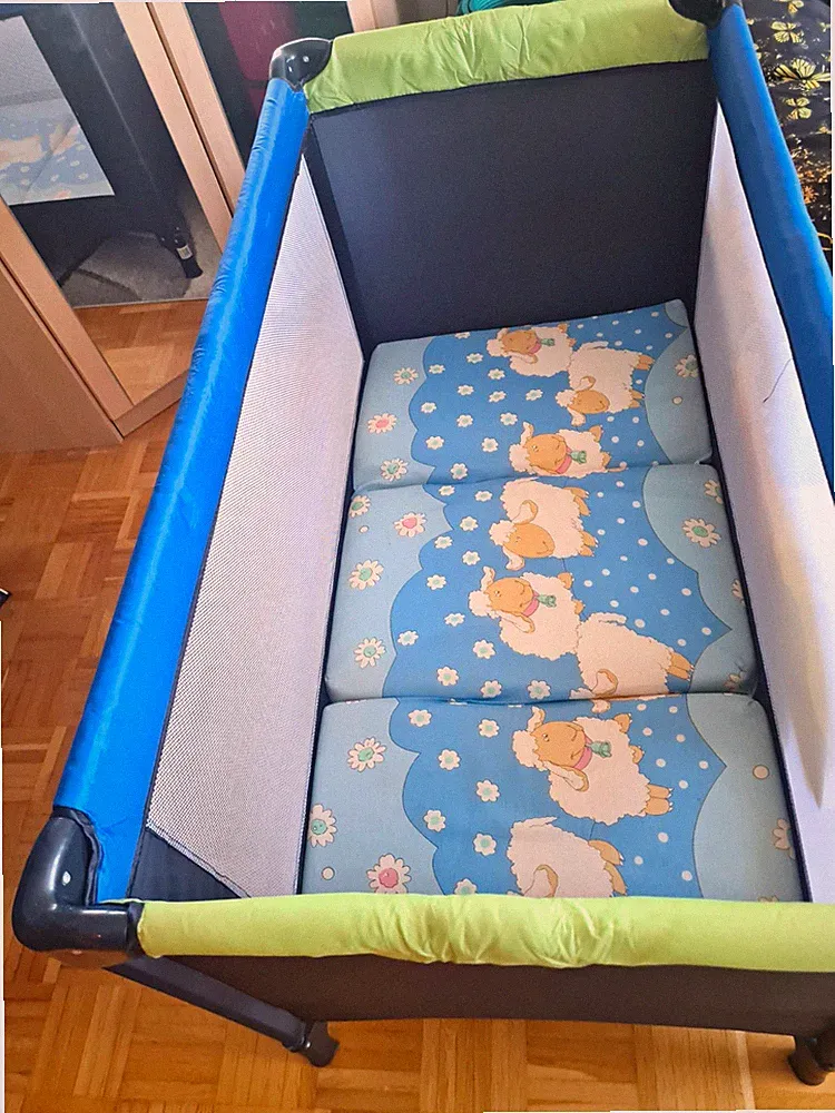 Baby Reisebett zusammenklappbar mit Matratze, Netzseiten, blau/grün