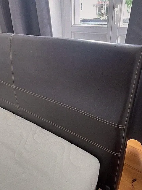 Bett 140x200 aus Kunstleder mit Matratze und Lattenrost