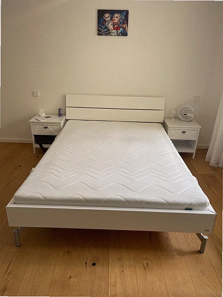 Bett 140x200 mit Matratze und Lattenrost / Hochglanz / 4 Monate alt