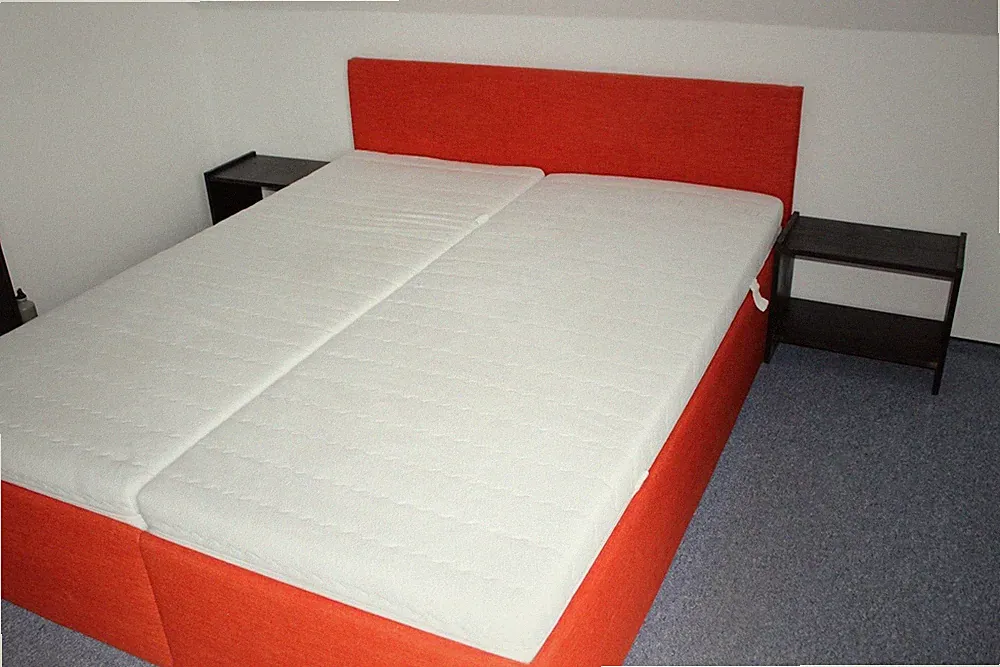 Bett 160x200 cm mit Lattenrosten, Matratzen und Schonern