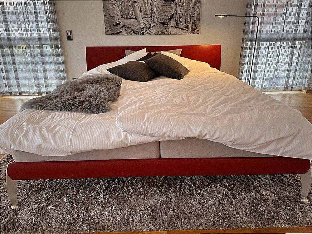 Bett 180 x 200 Holz massiv mit Edelstahlfüßen und Lattenrosten