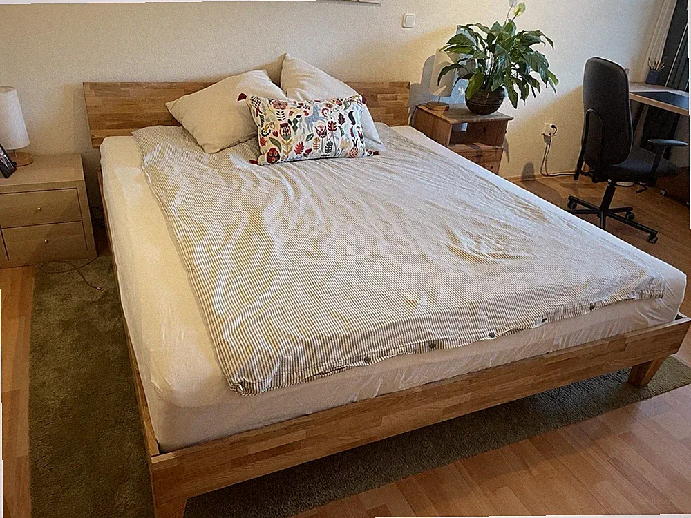 Bett aus massiven Holz, mit Lattenrost und Matratze 180x200 cm