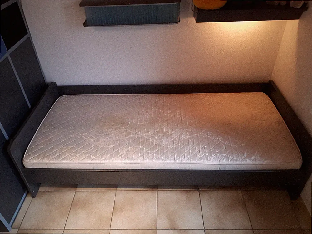 Bett mit Matratze 200 x 90 und Lattenrost