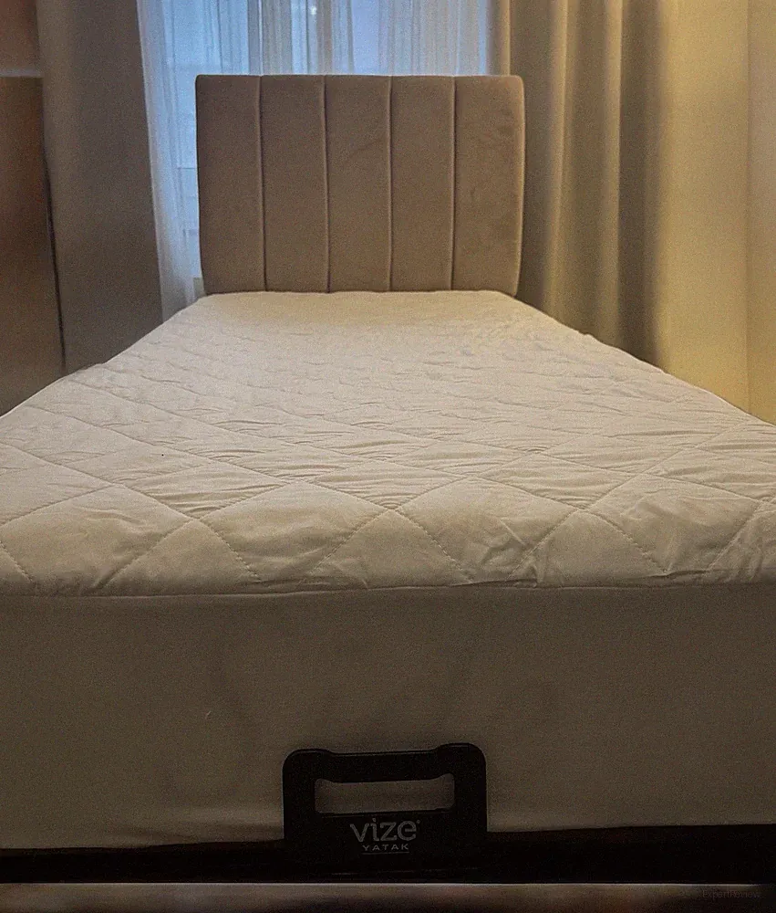 Bett mit Matratze