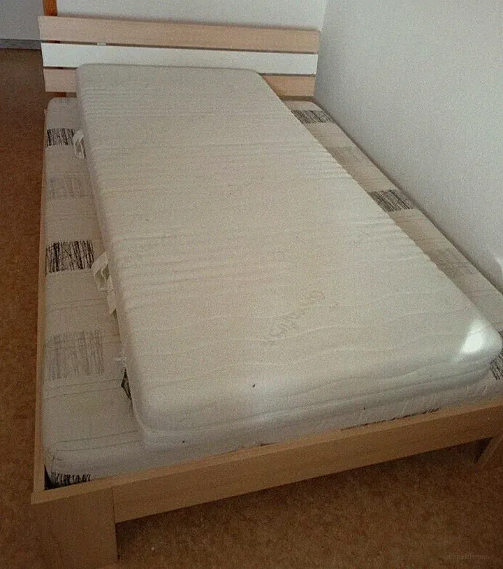 Bett mit Matratze und Lattenrost 200 x 140
