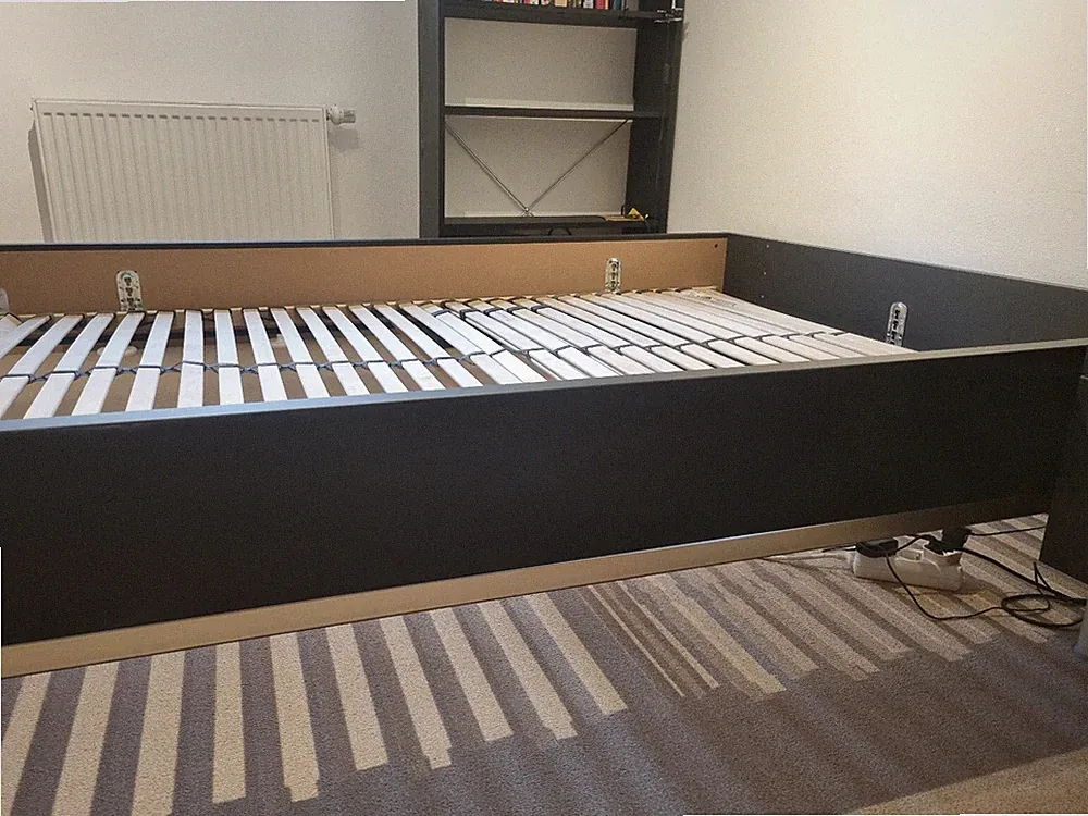 Bett schwarz 140x200 ohne Matratze mit Lattenrost und dazu passendem Nachttisch