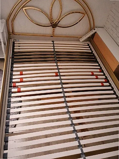 Bettgestell 140x200 cm mit verstellbarem Lattenrost