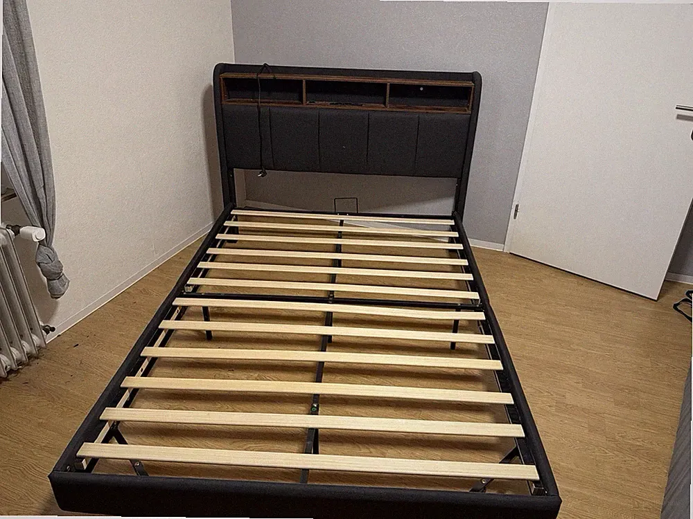 Bettrahmen mit Lattenrost 140x200, Kopfteil gepolstert, Ablage & USB, s/g