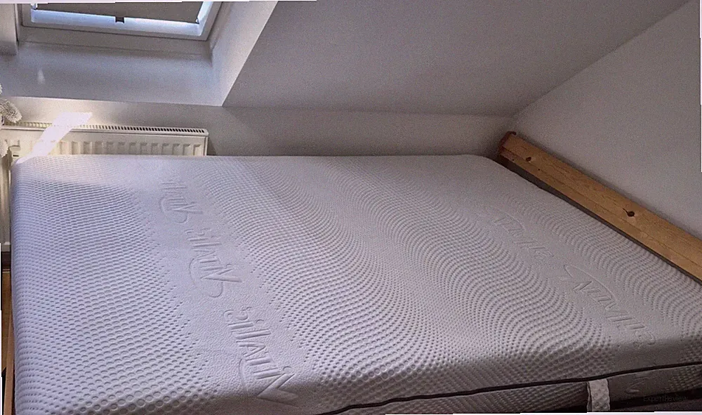 Biete Ikea Bettgestell mit Matratze und Lattenrost 140x200 Meter Zustand Super