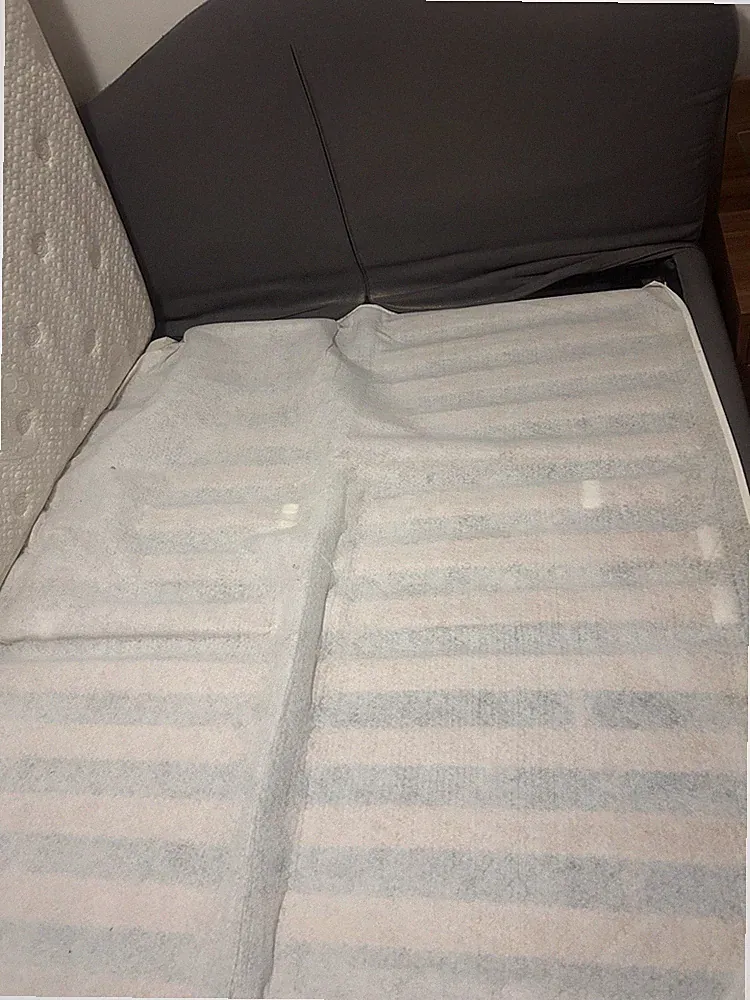 Doppelbett mit Matratze und Lattenroste