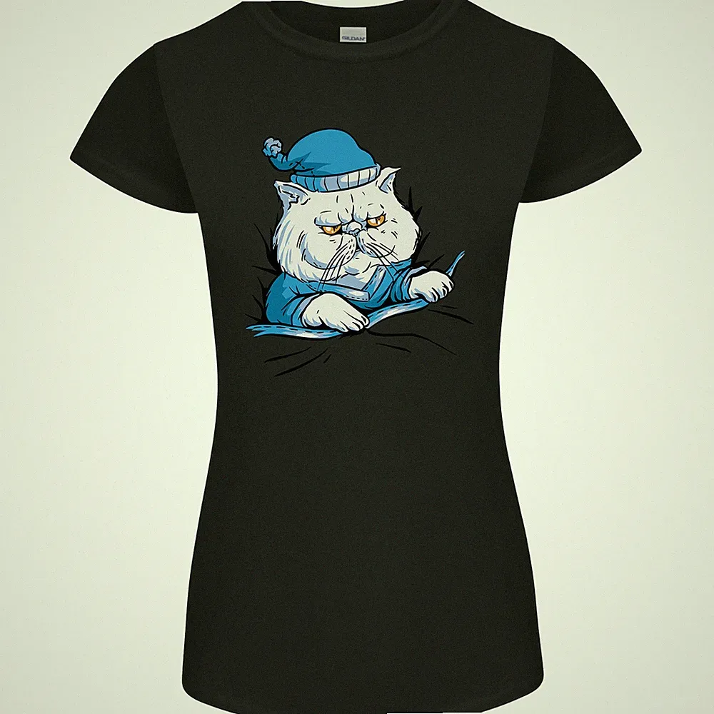 Eine Katze im Bett unter der Bettdecke Damen Petite Cut T-Shirt
