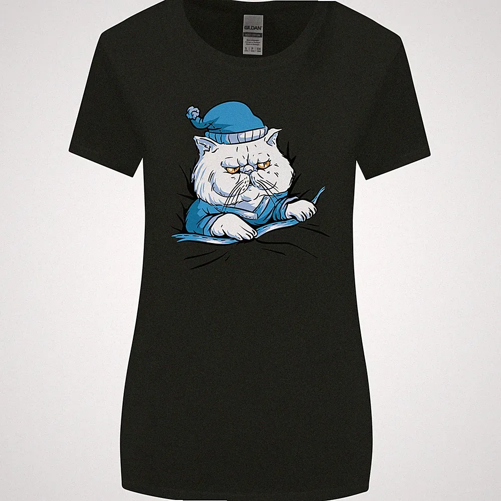 Eine Katze im Bett unter der Bettdecke Damen T-Shirt breiter geschnitten