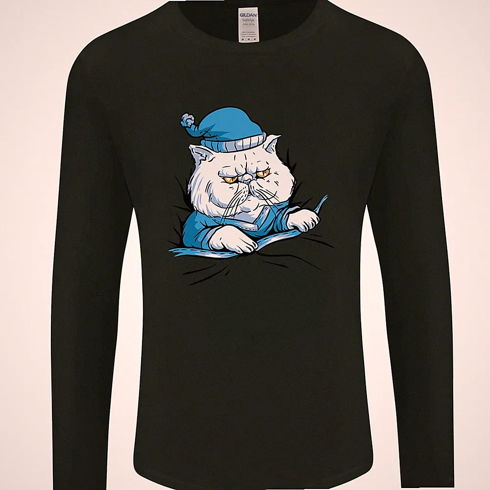 Eine Katze im Bett unter der Bettdecke Herren Langarmshirt