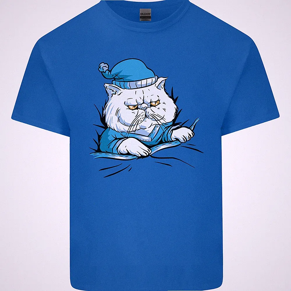 Eine Katze im Bett unter der Bettdecke Herren T-Shirt aus leichter Baumwolle