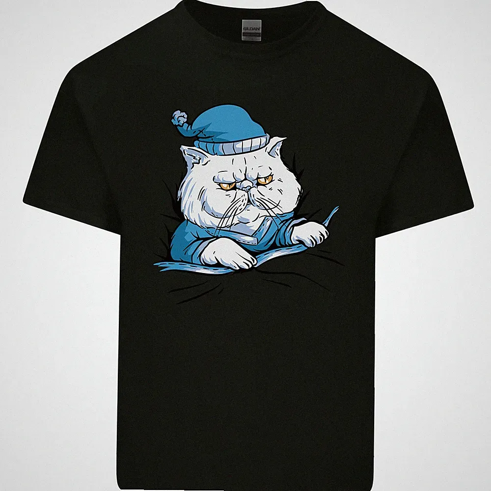 Eine Katze im Bett unter der Bettdecke Kinder T-Shirt Kinder