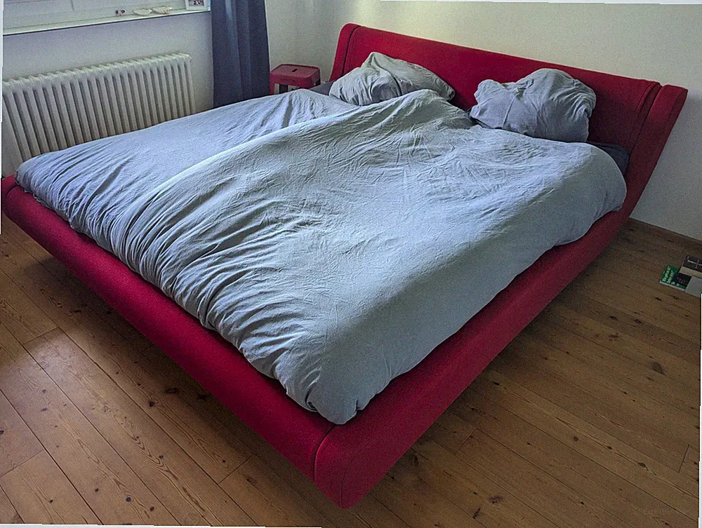 Elegantes rotes Doppelbett für 2x Matrazen (Lattenrost + Matratzen inkl.)