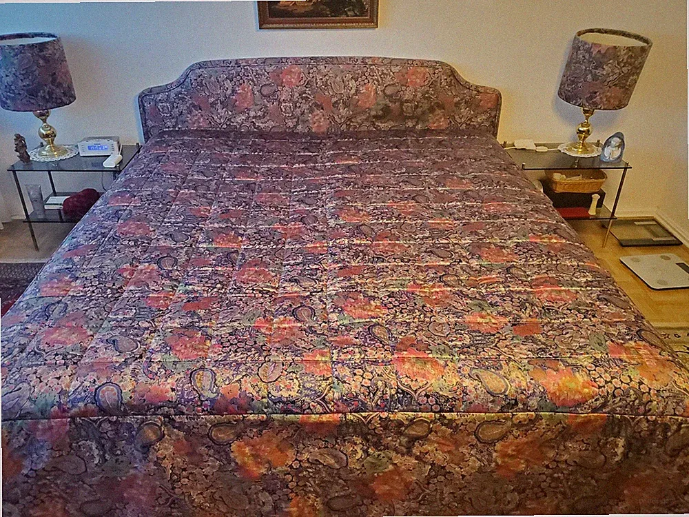 Französische Polster-Bett inkl. Matrazen, Matrazenschoner, Tagesdecke und 2 Lamp