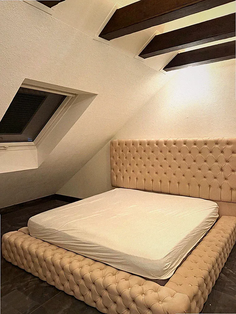 Gepolsterter Bettrahmen 180x200 Beige, hohes gestepptes Kopfteil, Holz/Metall