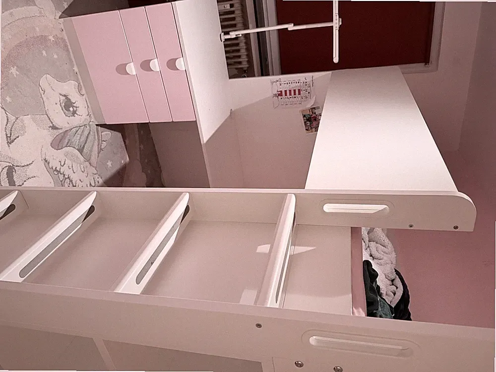 Kinderkleiderschrank und Hochbett mit Schreibtisch Weiß/Rosa mit viel Stauraum.