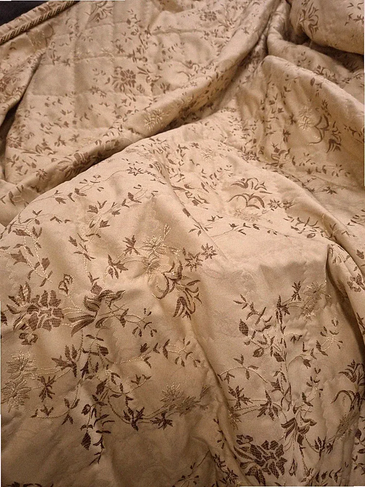 Luxuriöse Tagesdecke Bettüberwurf Jacquard-Stoff In Den Farben Beige und Gold..F