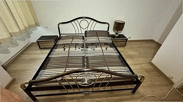 Metallbett 180 × 200 cm mit 2 Nachtkästchen und Nachttischlampe