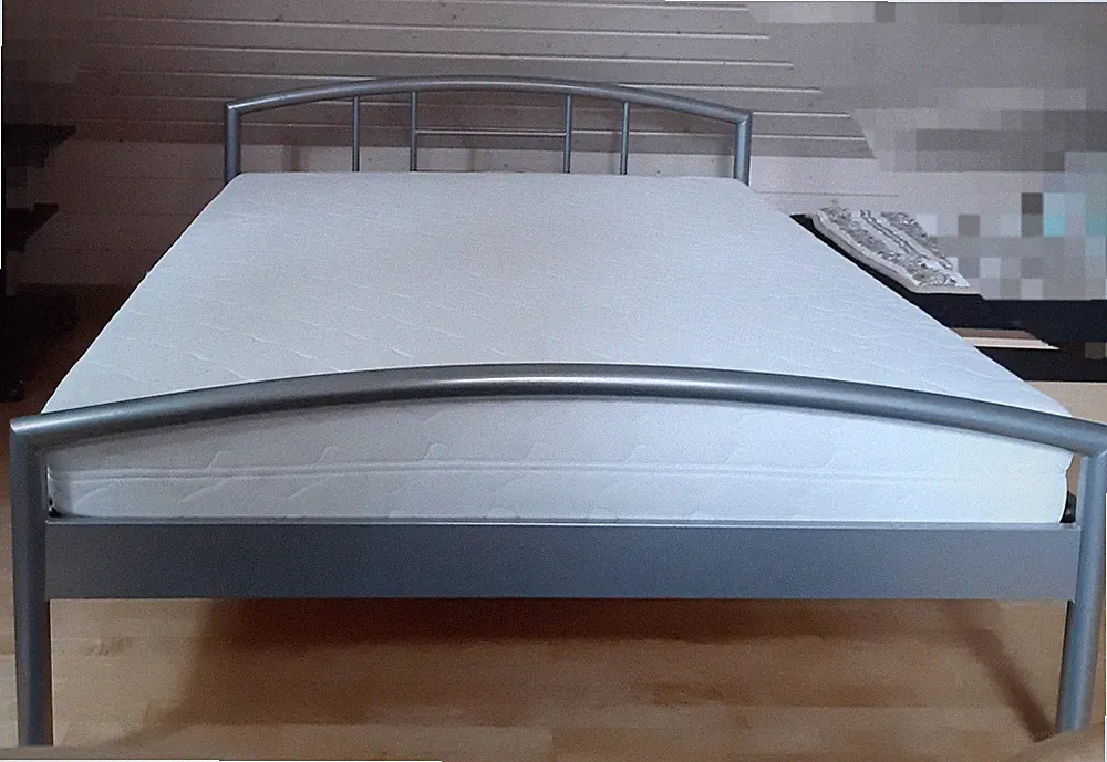 Metallbett französisch silbergrau 140 x 200 cm + Lattenrost + Matratze fast neu