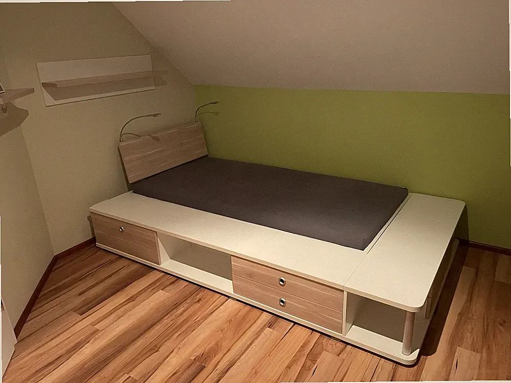 Modernes Bett 100x200cm mit Stauraum-/Sitzflächenumrandung, inkl. Lattenrost