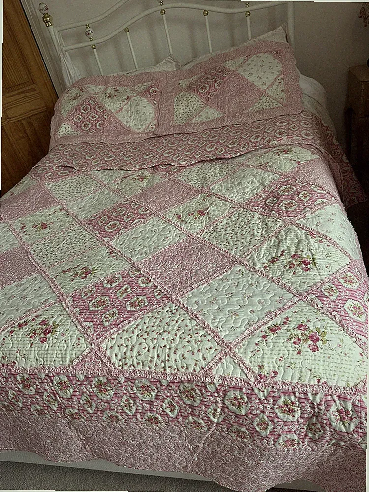 Patchwork Quilt und 2 Kissenbezüge - Ditsy Rose Floral Shabby Chic Double/King