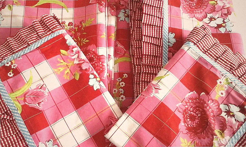 PIP wunderschönes rotes Doppel-Bettwäscheset mit Blumen/Karo/Tupfen und plissiertem Rand