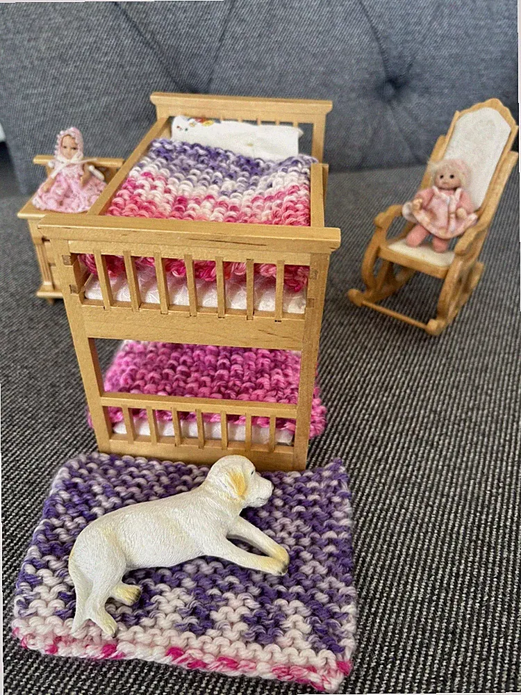 Puppenhaus 12. Maßstab 2 x Etagenbett/Doppelbett Überwürfe/Decken mit großem Teppich