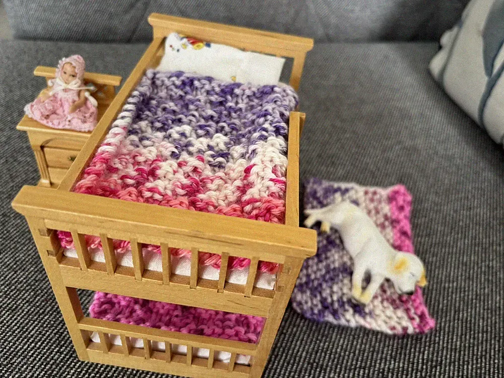 Puppenhaus 12. Maßstab Etagenbett/Twin Betten X2 Überwürfe/Decken mit großem Teppich