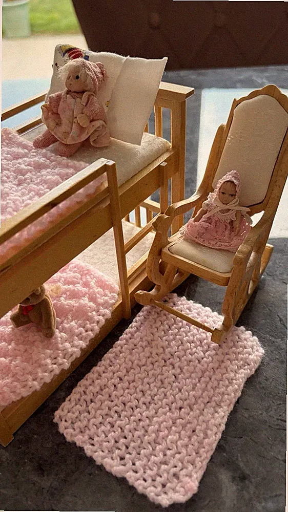 Puppenhaus 12. Maßstab Twin/Etagenbetten Überwürfe/Decken mit kleinem Teppich babyrosa