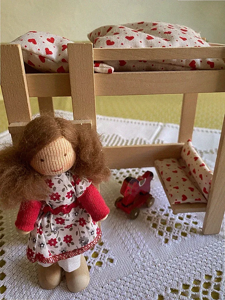 Puppenhaus Miniatur Etagenbett aus Holz mit Bettwäsche, Beige/Rot/Weiß
