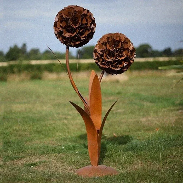 Rustikale Gartenskulpturen mit zwei Blumen in drei Größen