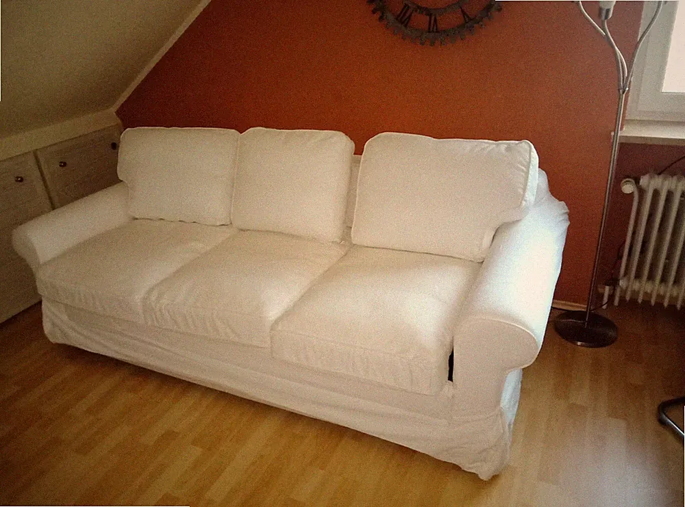 Schlafsofa von ikea in weiß , Breite ca. 220 cm , tiefe ca . 105 cm /ca 230 cm