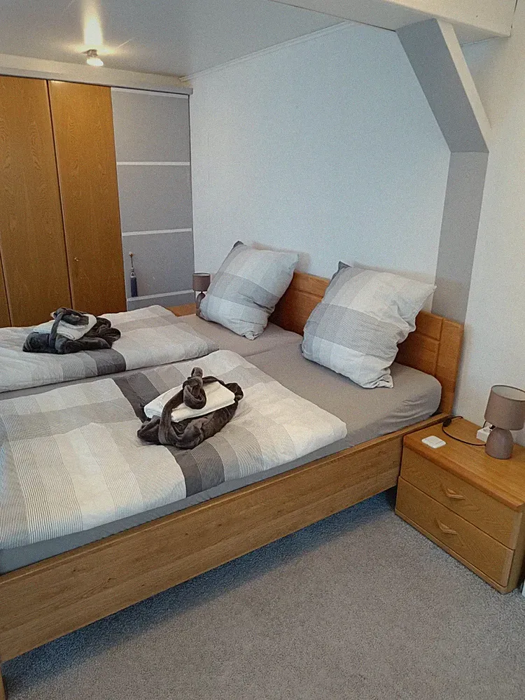 Schlafzimmer 2 Betten 200x200 mit neuw. Top Matratze