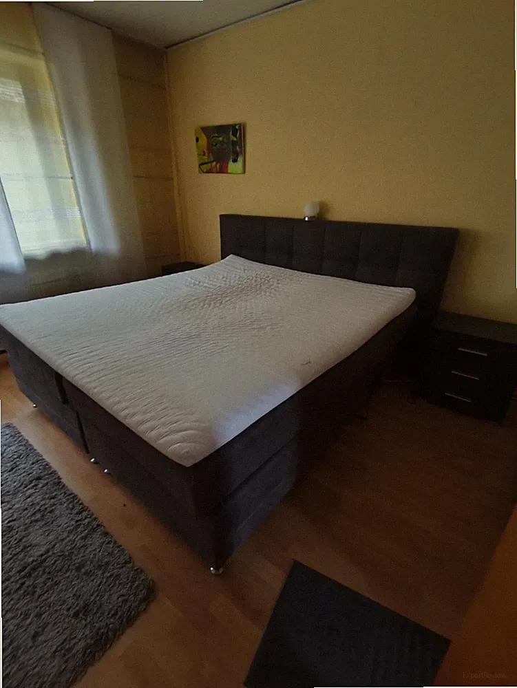 Schlafzimmer bestehend aus Bett ,Schrank, 2Beistelltische