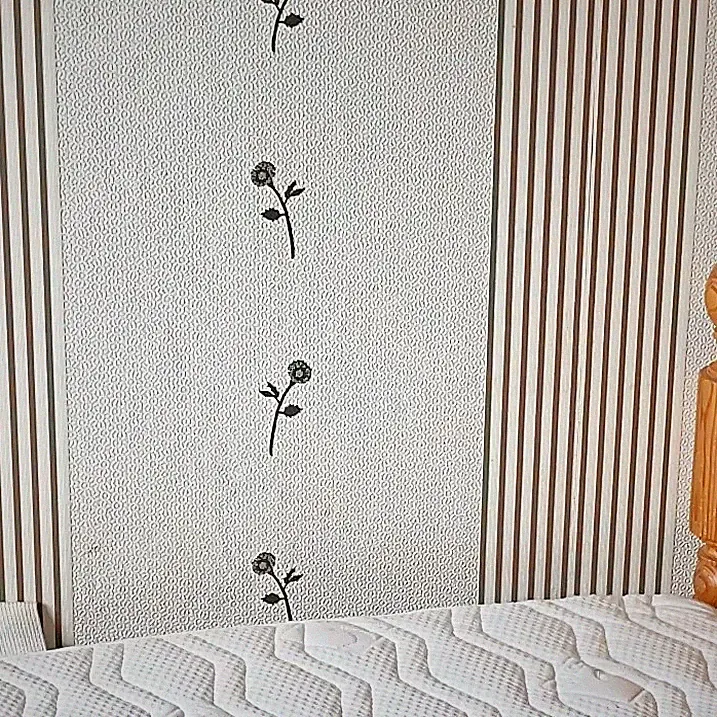 Schreinergemachtes Bett mit Neuwertiger Matratze 100x200cm Und Schrank € 20,00