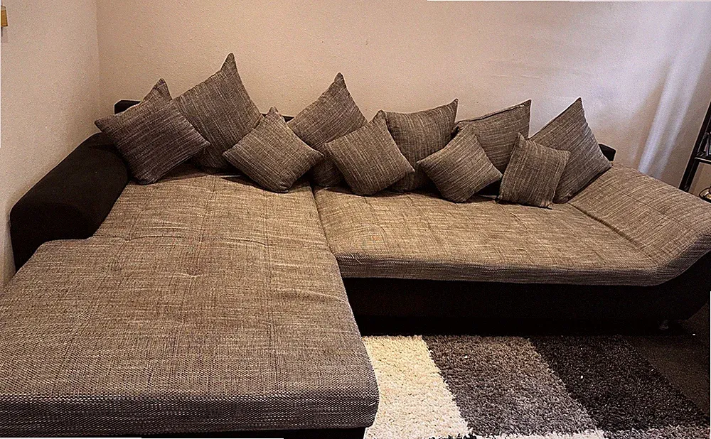 Sofa Mit 5 Große Kissen Und 5 Kleine Kissen