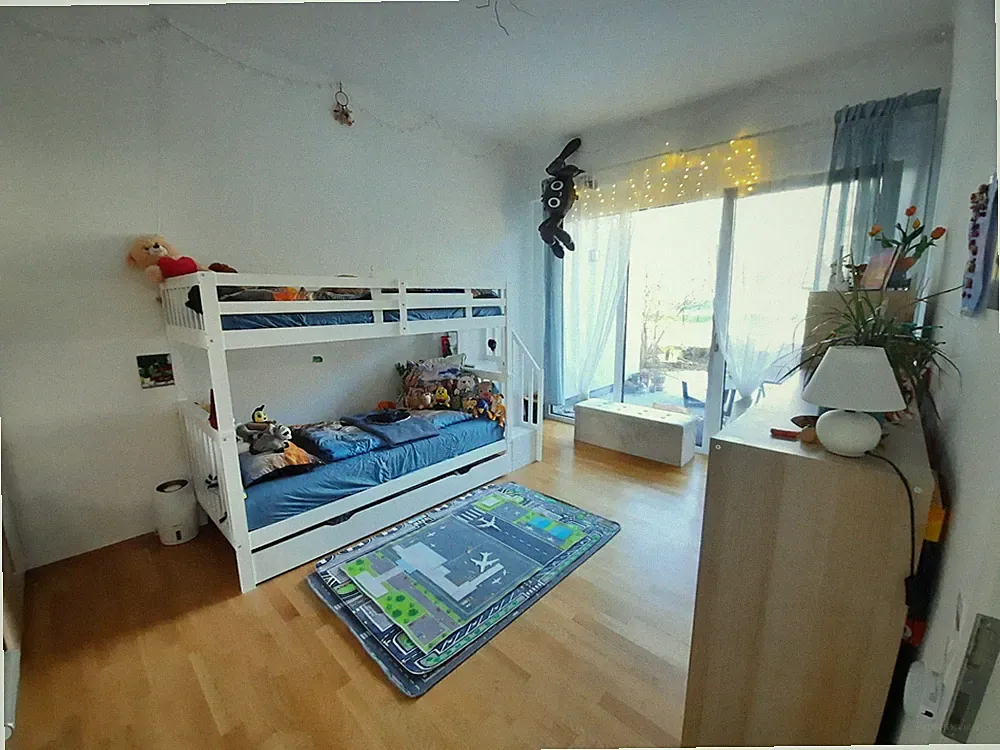 Stockbett mit Treppenregal, ausgestattet mit zwei Schubladen