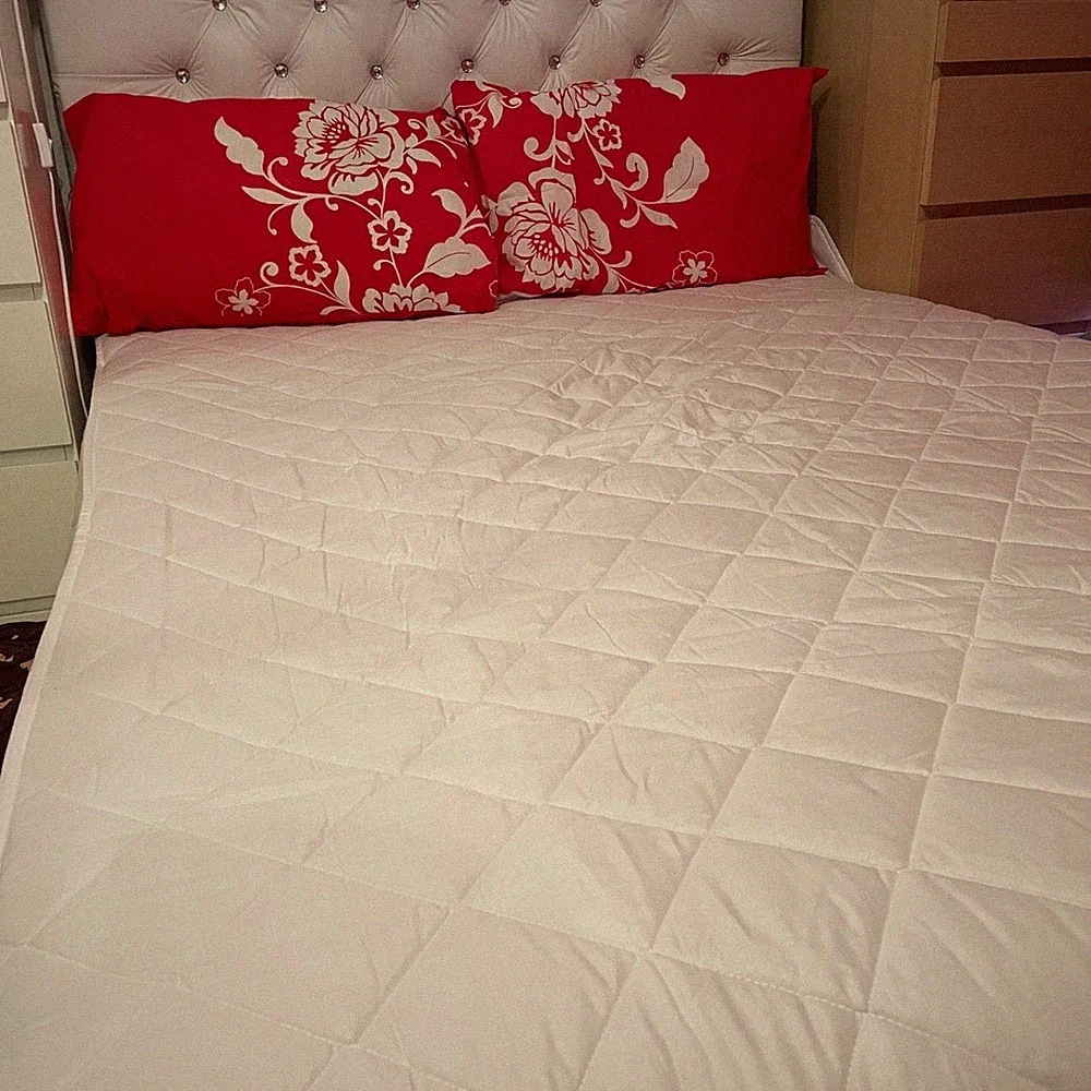 Tielle Love Luxus Matratzenauflage Double 140x200cm gesteppt Gummibänder UK