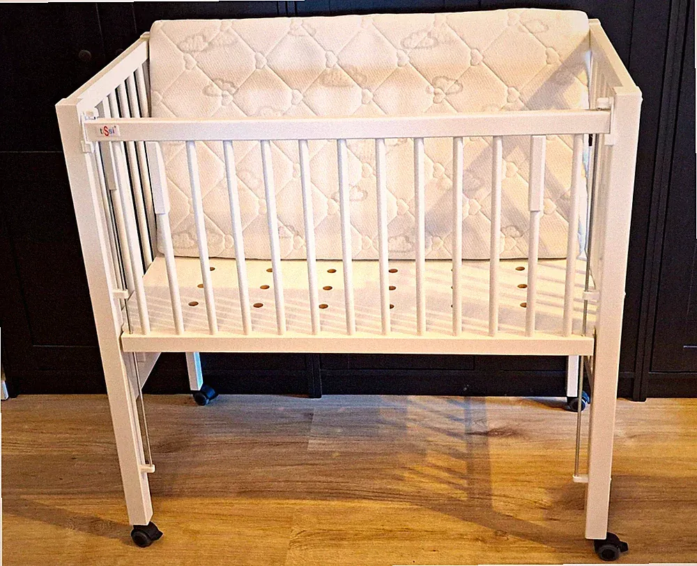 Tissi Boxspring Beistellbett 90×50 cm auf Rollen mit Träumeland Matratze, Weiß