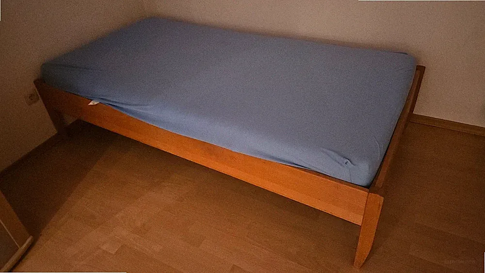 Tolles Bett mit Lattenrost, bequemer Matratze und Überzug