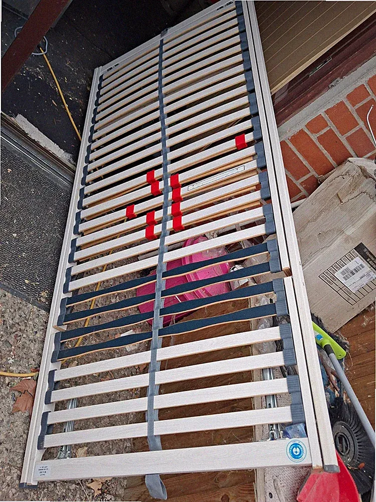 Verstellbarer Lattenrost Ehebett Holzleisten im Rahmen, Beige/Rot/Grau
