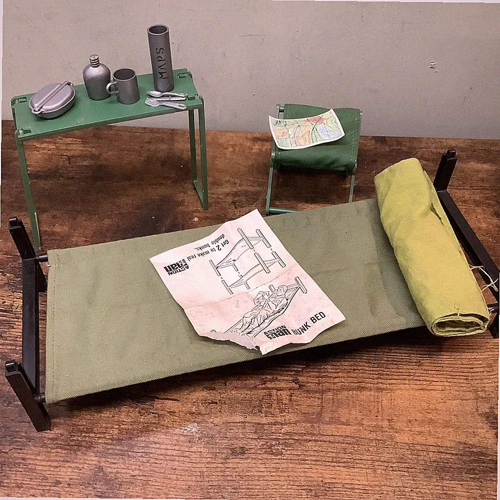 Vintage Action Man Etagenbett Tisch Stuhl Schlafsack Mess Kit Karte und Koffer etc.